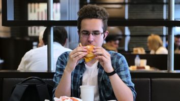 STUDIU. Alimentele ultraprocesate cresc riscul de cancer de colon la bărbați