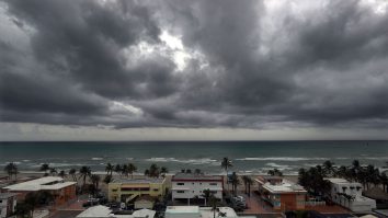 Uraganul Fiona lovește Insulele Turks și Caicos ca o furtună de categoria 3, care „pune viața în pericol”