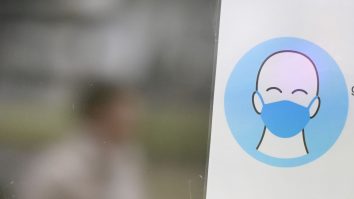 Oamenii de știință au dezvoltat o mască de față care poate detecta virusurile din aer, inclusiv COVID-19