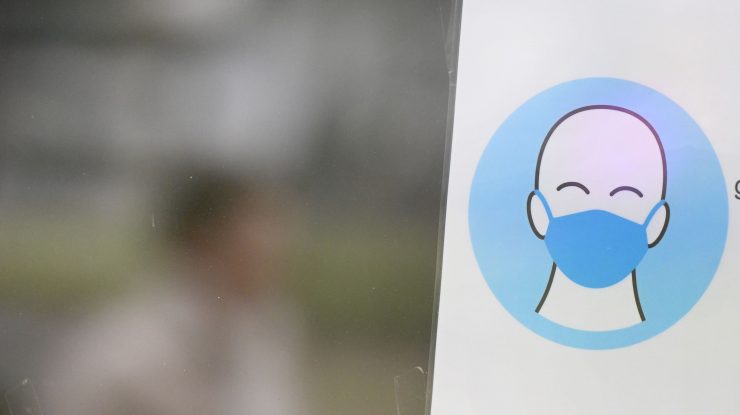 Oamenii de știință au dezvoltat o mască de față care poate detecta virusurile din aer, inclusiv COVID-19