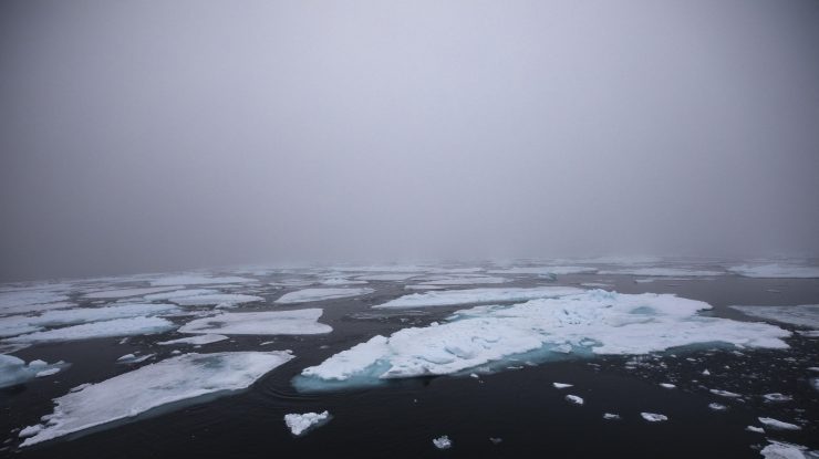 Cea mai nordică insulă din lume iese la iveală sub forma unui aisberg acoperit cu pietriș