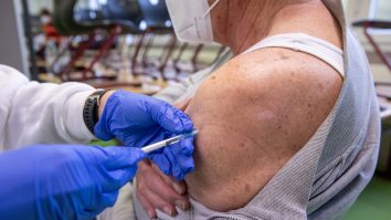 Vaccinurile împotriva COVID-19, asociate în mod fals cu o speranță de viață mai mică