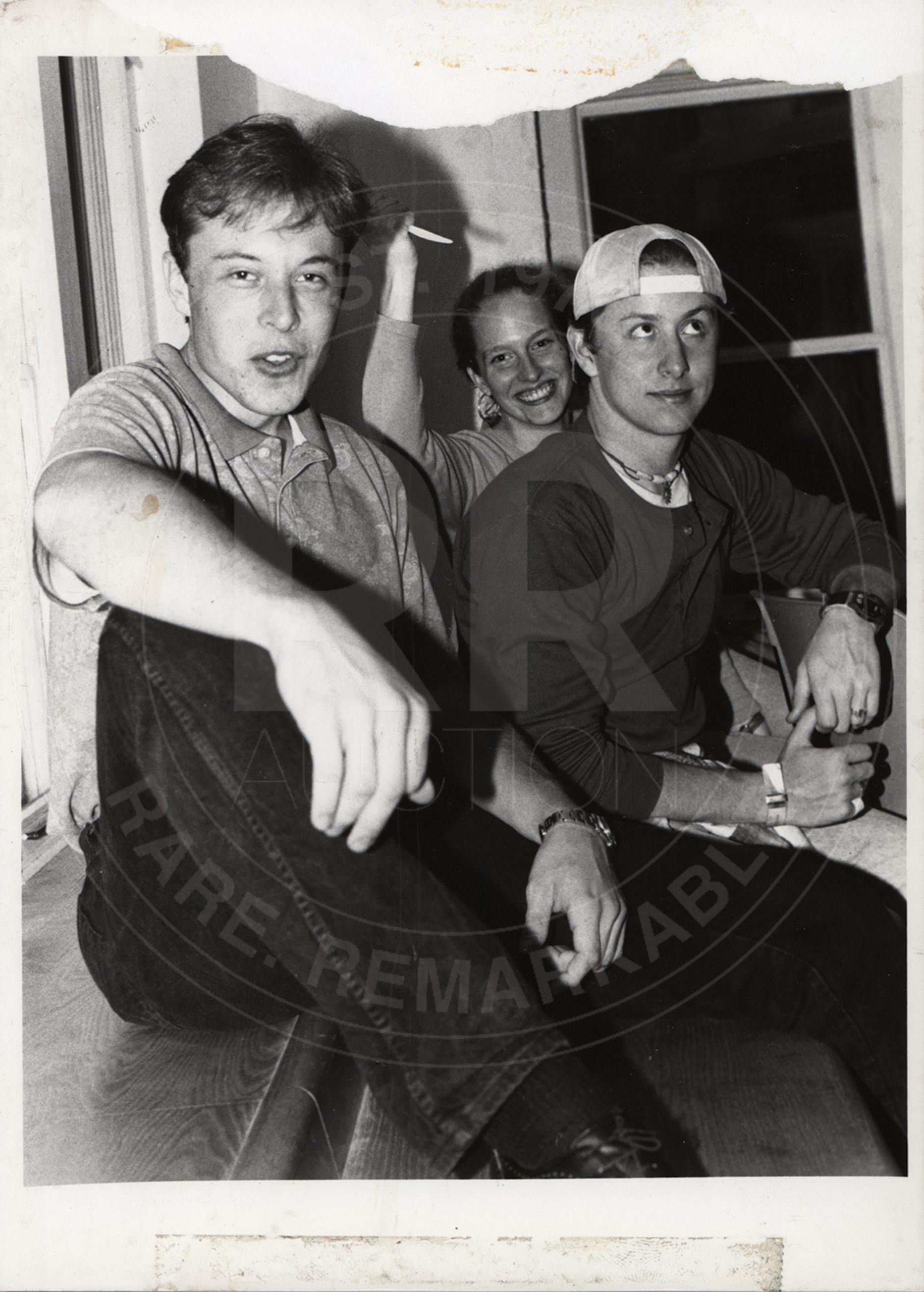 Prietena din facultate a lui Elon Musk scoate la licitație fotografii inedite cu miliardarul