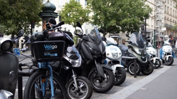 Parisul îi obligă pe motocicliști să plătească pentru parcare în încercarea de a reduce poluarea