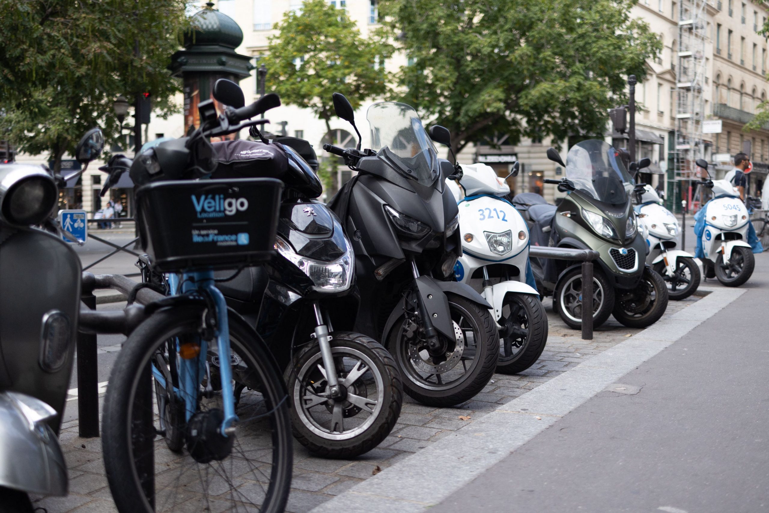 Parisul îi obligă pe motocicliști să plătească pentru parcare în încercarea de a reduce poluarea