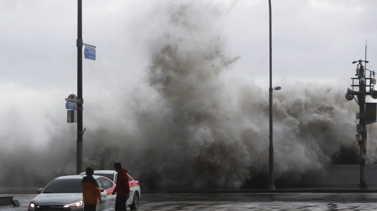 Un taifun a devastat centrul Japoniei. Două persoane au murit și zeci de mii de gospodării au rămas fără electricitate