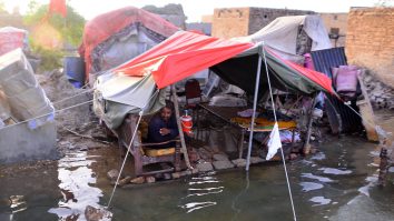 Bilanțul inundațiilor din Pakistan se apropie de 1.500 de morți. Sute de mii de persoane dorm în aer liber