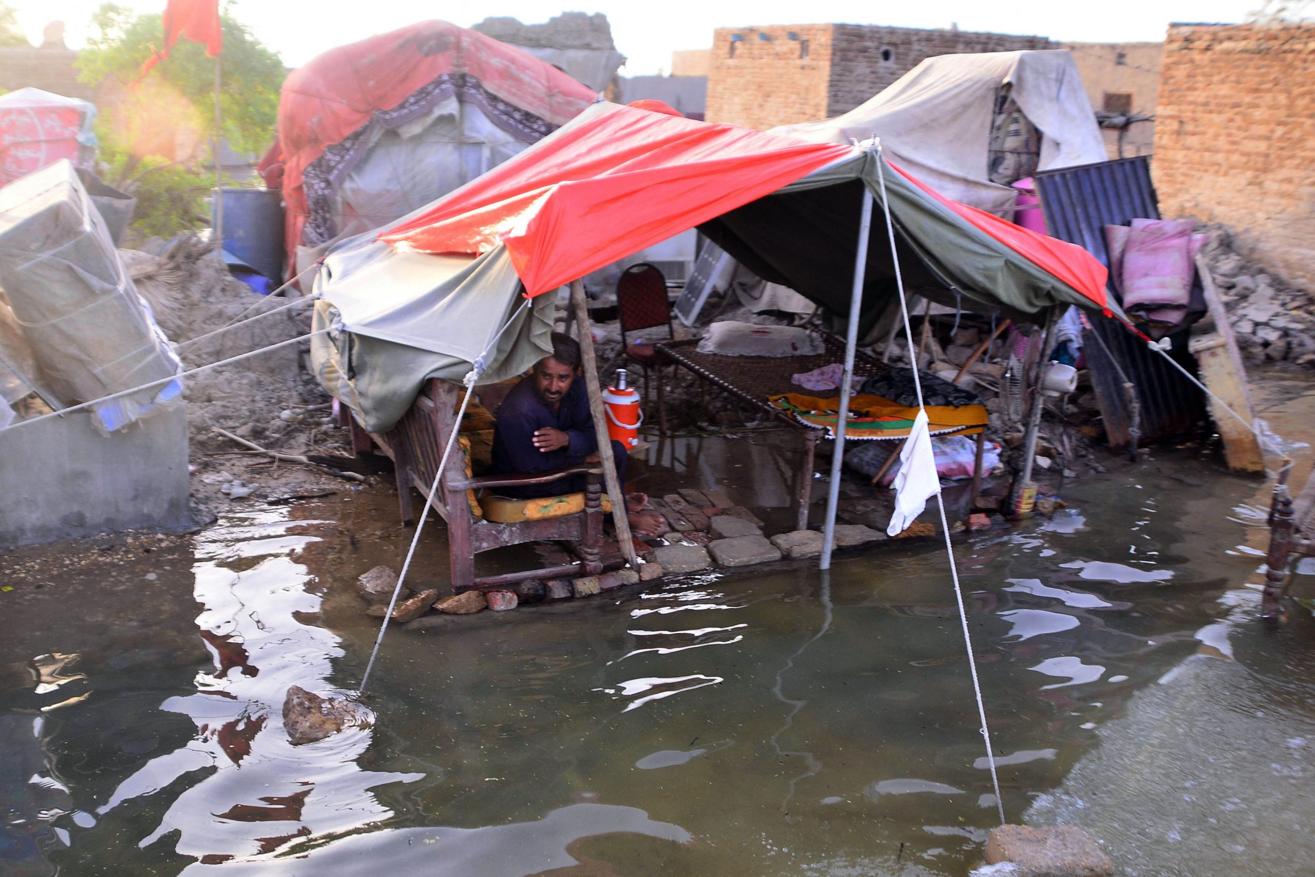 Bilanțul inundațiilor din Pakistan se apropie de 1.500 de morți. Sute de mii de persoane dorm în aer liber