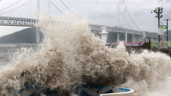 Un taifun puternic se apropie de insulele din sudul Japoniei