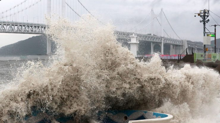 Un taifun puternic se apropie de insulele din sudul Japoniei