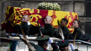 Incident pe drumul spre depunerea sicriului Reginei Elisabeta a II-a la Edinburgh