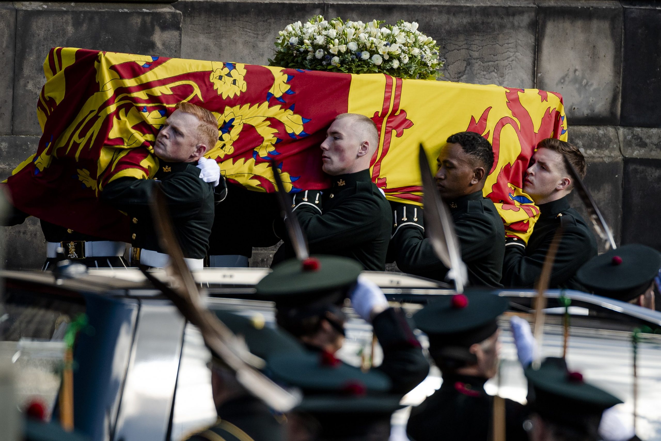 Incident pe drumul spre depunerea sicriului Reginei Elisabeta a II-a la Edinburgh
