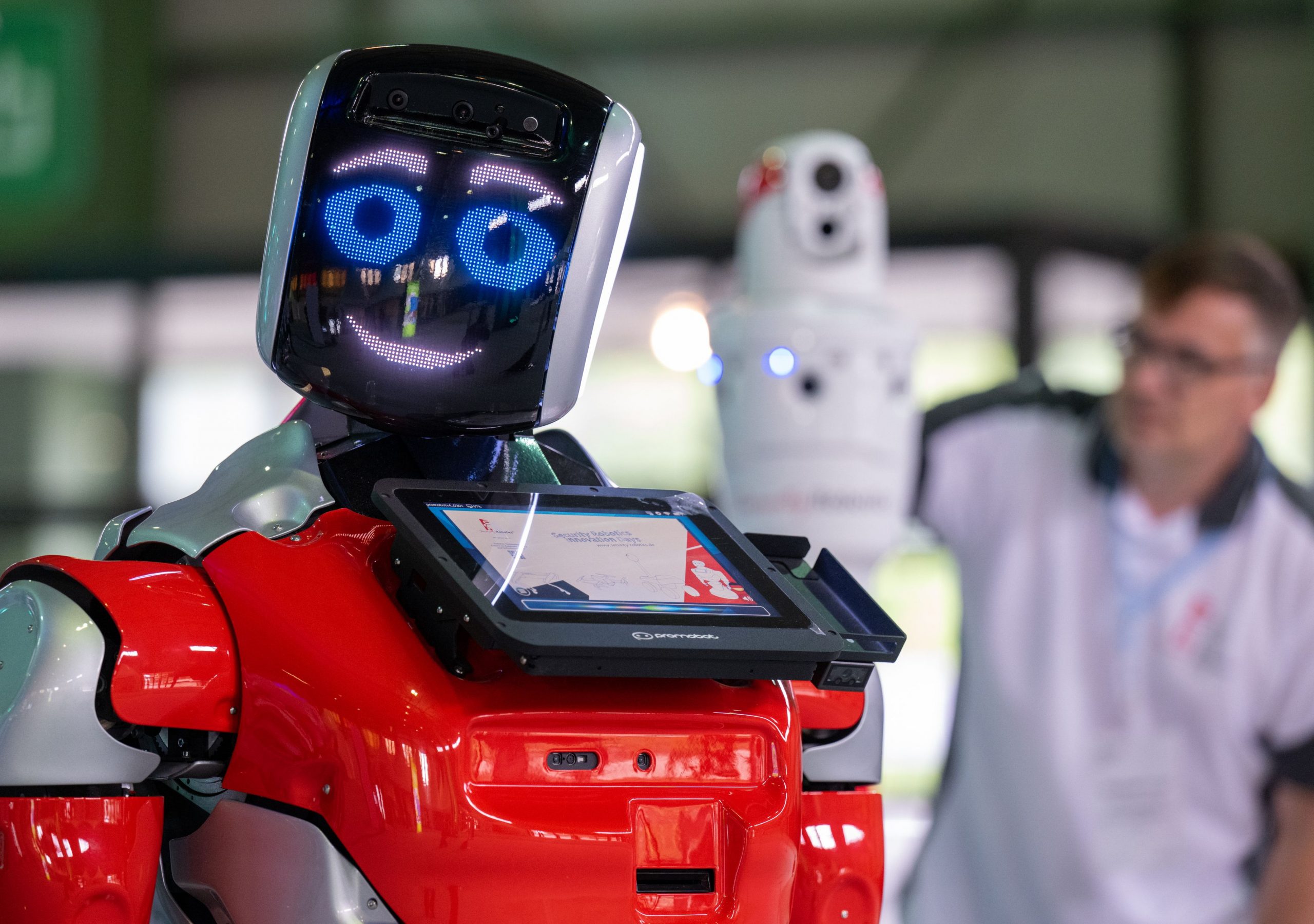 Un robot a fost învățat să râdă la glume pentru a părea mai uman