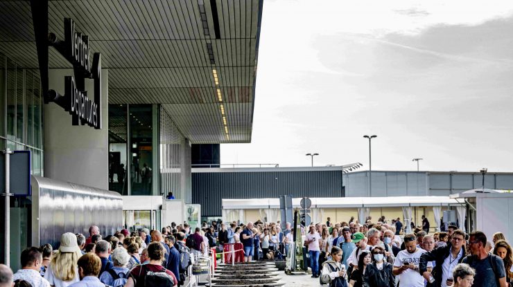 Atenţionare de călătorie: Grevă pentru astăzi a controlorilor de trafic aerian în Franţa