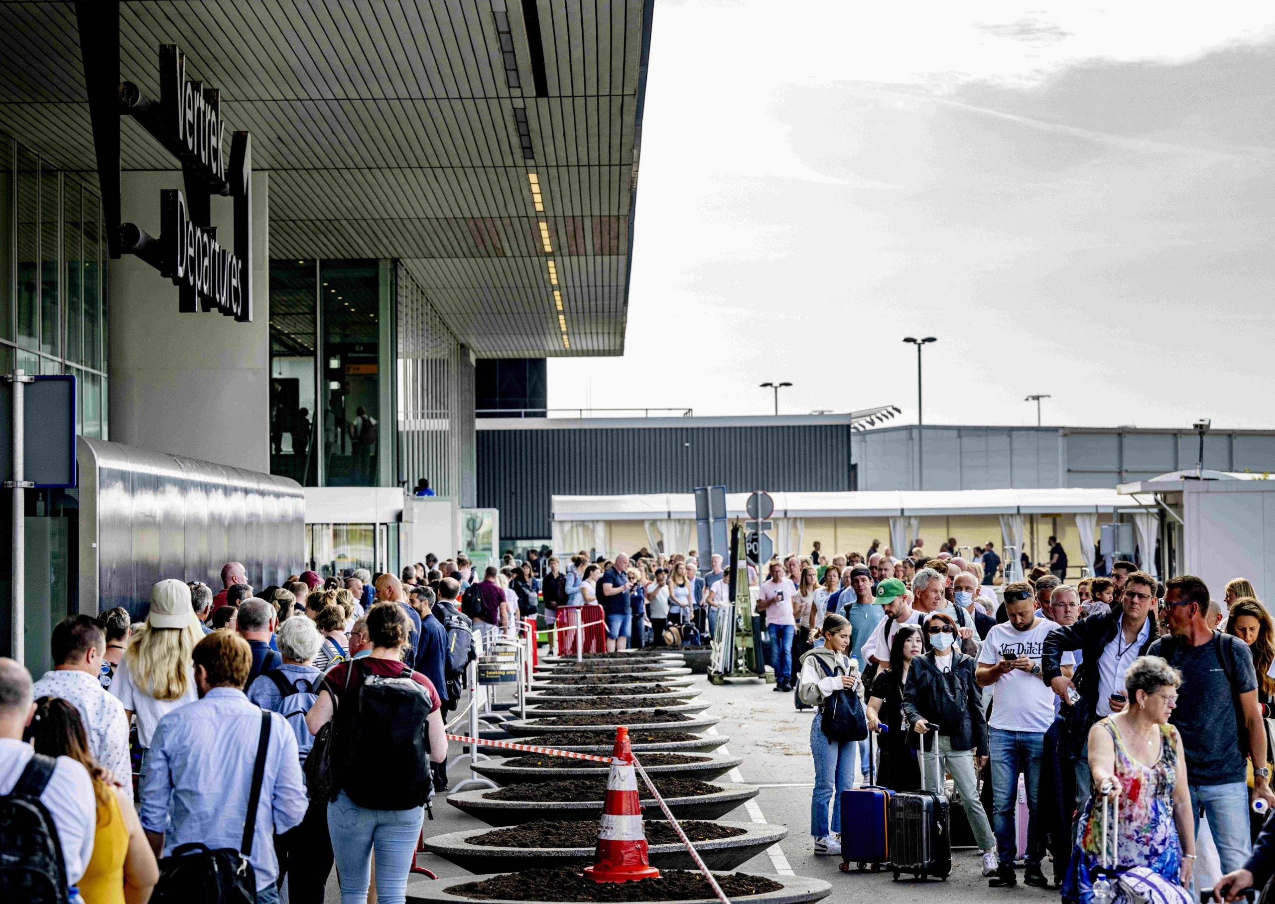 Atenţionare de călătorie: Grevă pentru astăzi a controlorilor de trafic aerian în Franţa