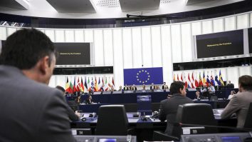 Parlamentul European adoptă noi norme privind salariile minime adecvate pentru toţi lucrătorii din UE