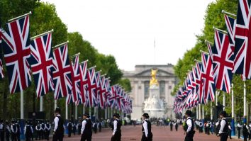 Procesiunea sicriului Reginei Elisabeta a II-a a ajuns la Palatul Westminster și încep funeraliile