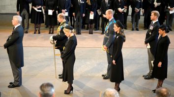 Harry și Andrew, fără uniformă la înmormântare. Al doilea fiu al regelui Charles a stat în al doilea rând