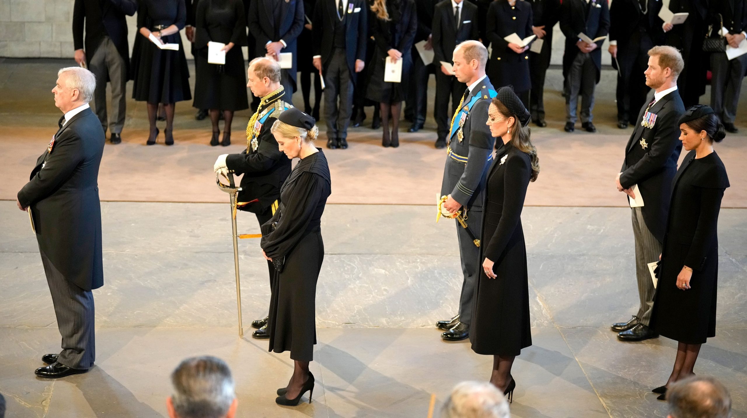 Harry și Andrew, fără uniformă la înmormântare. Al doilea fiu al regelui Charles a stat în al doilea rând