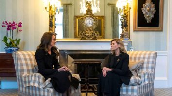 Prima doamnă a Ucrainei, Olena Zelenska, a ajuns în Marea Britanie și a adus omagii reginei