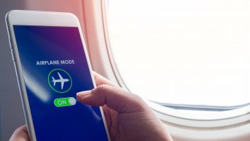 Care este adevăratul motiv pentru care trebuie să îți activezi modul avion atunci când zbori