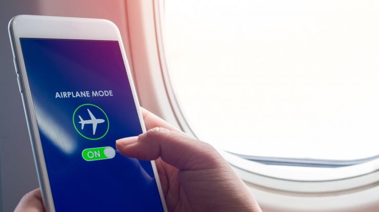 Care este adevăratul motiv pentru care trebuie să îți activezi modul avion atunci când zbori