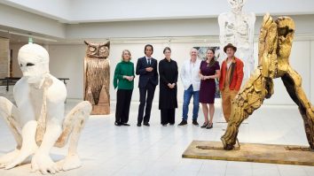 Brad Pitt și-a făcut debutul ca sculptor într-o expoziție în Finlanda