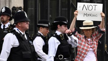 Arestarea unor protestatari britanici anti-monarhie ridică semne de întrebare legate de libertatea de exprimare