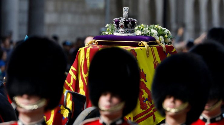 Un bărbat a fost arestat după ce s-a apropiat de sicriul reginei Elisabeta a II-a