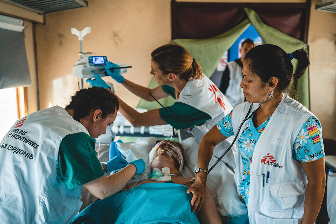 Un tren a fost transformat în spital pentru a-i ajuta pe bolnavii și răniții din Ucraina. Vagoanele au fost reamenajate cu paturi