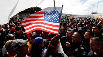 Ce se întâmplă după ce migranții trec granița americană în căutare de azil?