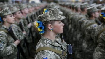 Femeile ucrainene se înrolează în armată pe fondul invaziei Rusiei. Aproape 50.000 servesc forțele armate