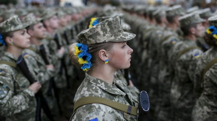 Femeile ucrainene se înrolează în armată pe fondul invaziei Rusiei. Aproape 50.000 servesc forțele armate