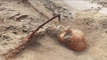 Scheletul înspăimântător al unei femei vampir