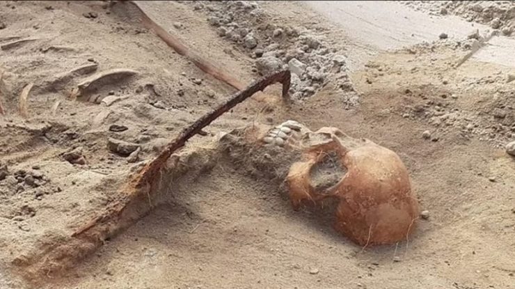 Scheletul înspăimântător al unei femei vampir
