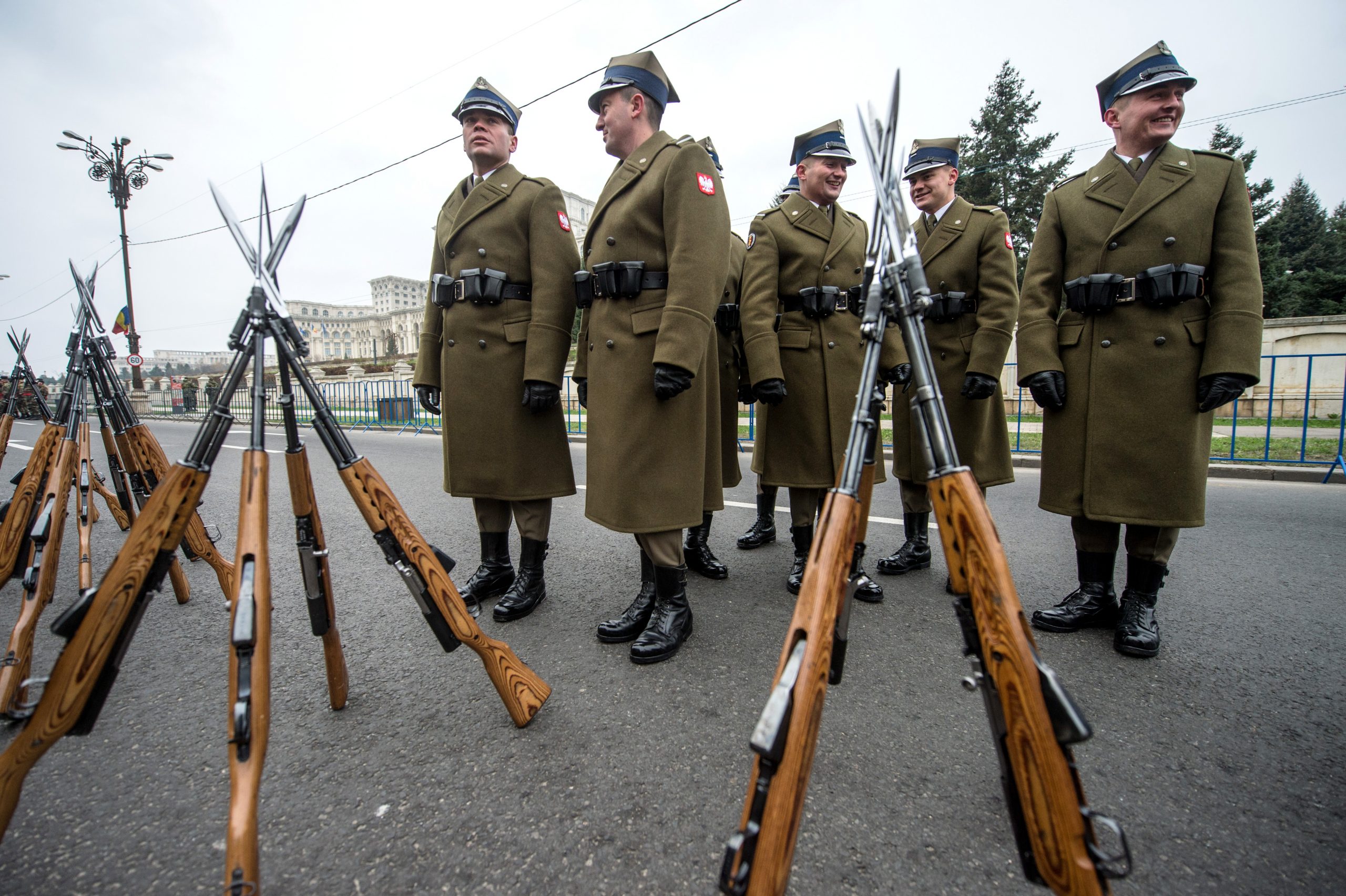 VIDEO. Cât de pregătită este Armata României să apere țara în caz de război? Ce efective și armament are armata română azi?