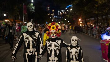 De ce ne deghizăm de Halloween? Semnificația întunecată în spatele costumelor