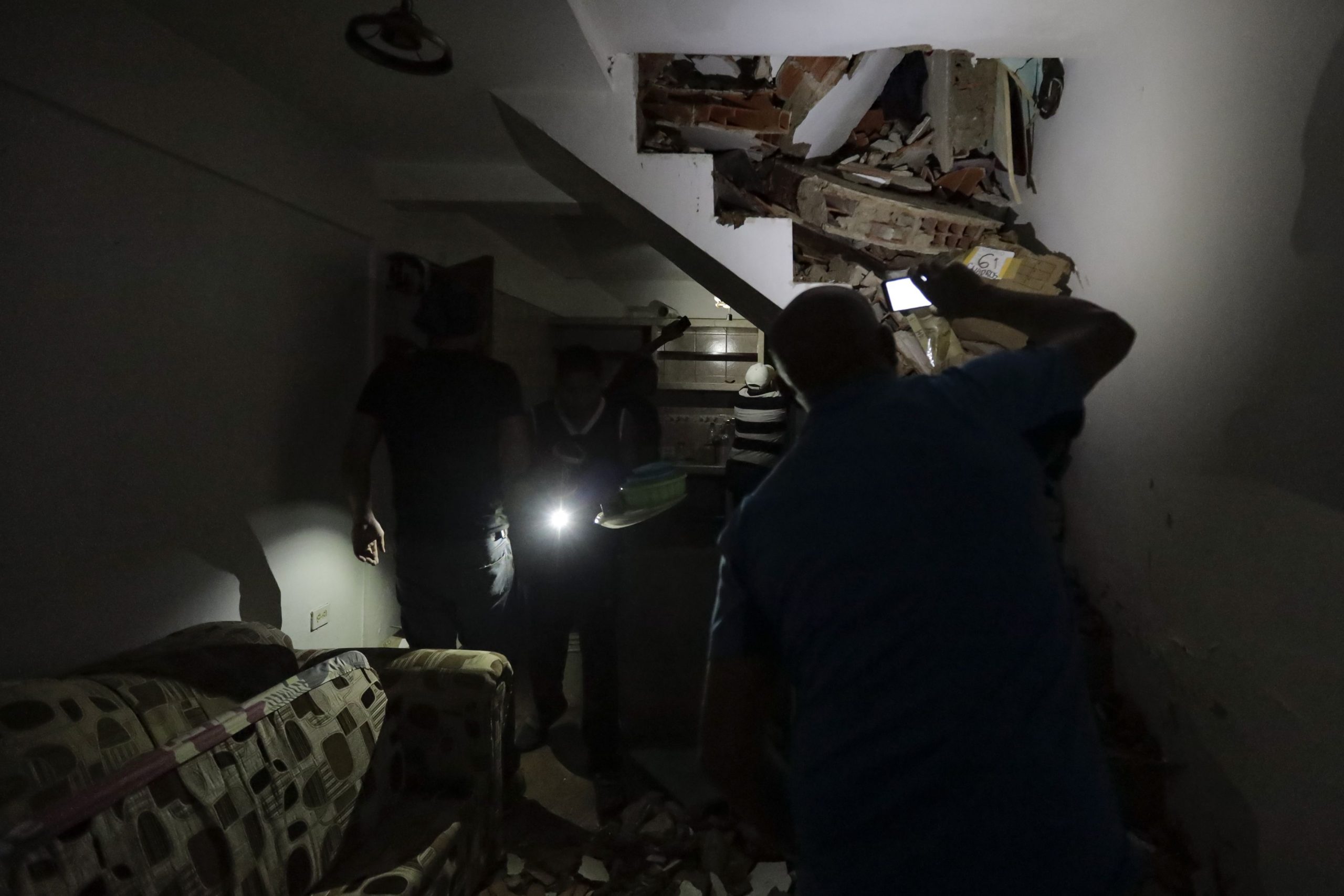 O stâncă „uriașă”  a căzut peste un hotel din Creta. O persoană a murit