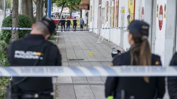 Un atacator care a ucis cinci persoane, inclusiv un poliţist în afara serviciului, joi seara la Raleigh, în sud-estul SUA, a fost prins de poliţie.