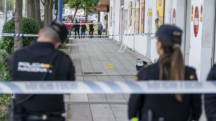 Un atacator care a ucis cinci persoane, inclusiv un poliţist în afara serviciului, joi seara la Raleigh, în sud-estul SUA, a fost prins de poliţie.