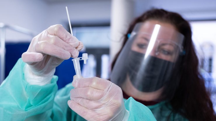 Cel mai mare producător mondial de telefoane iPhone, afectat de un focar de COVID