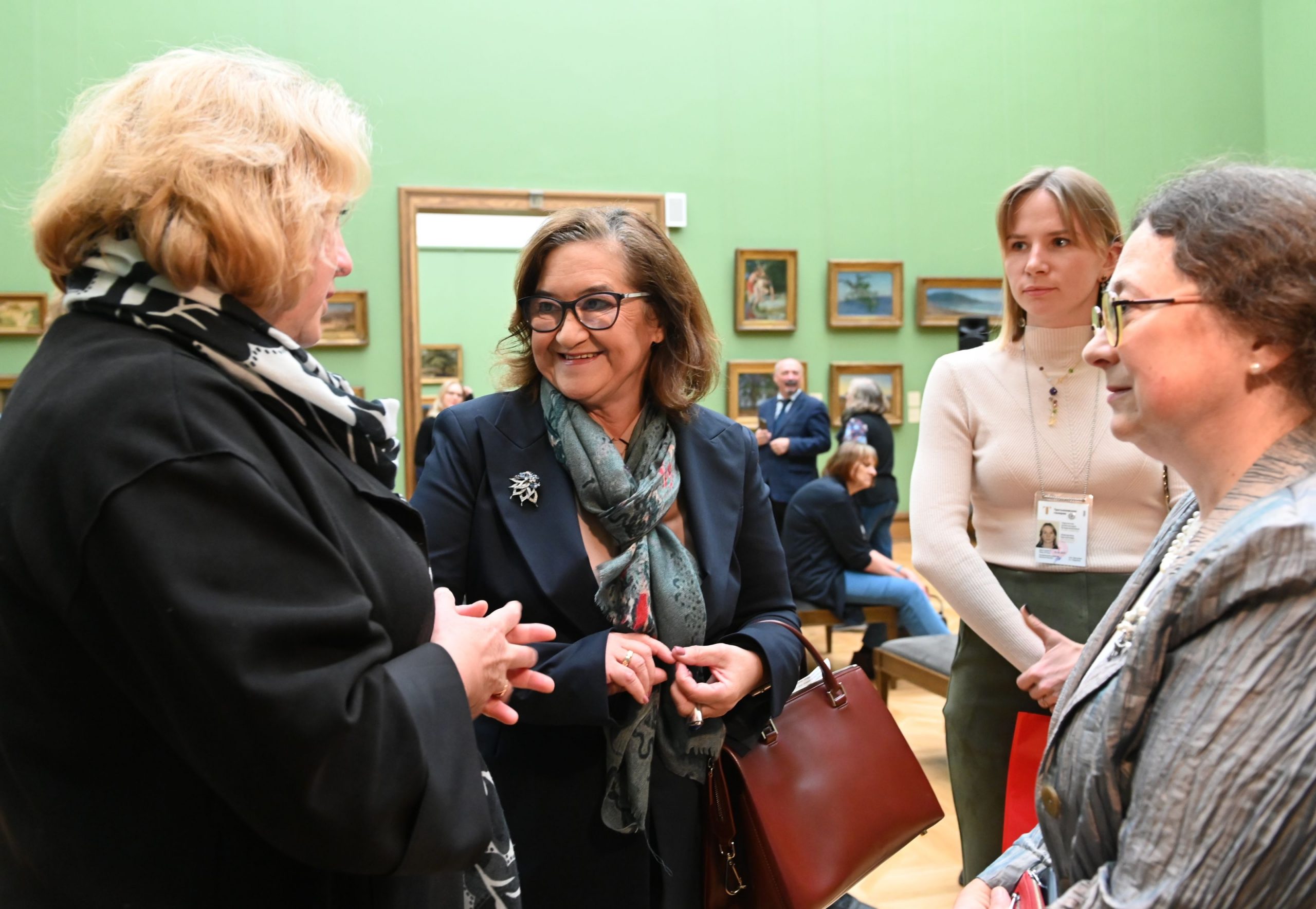 VIDEO. O femeie bosniacă marchează împlinirea a 100 de ani prin organizarea propriei expoziții de artă