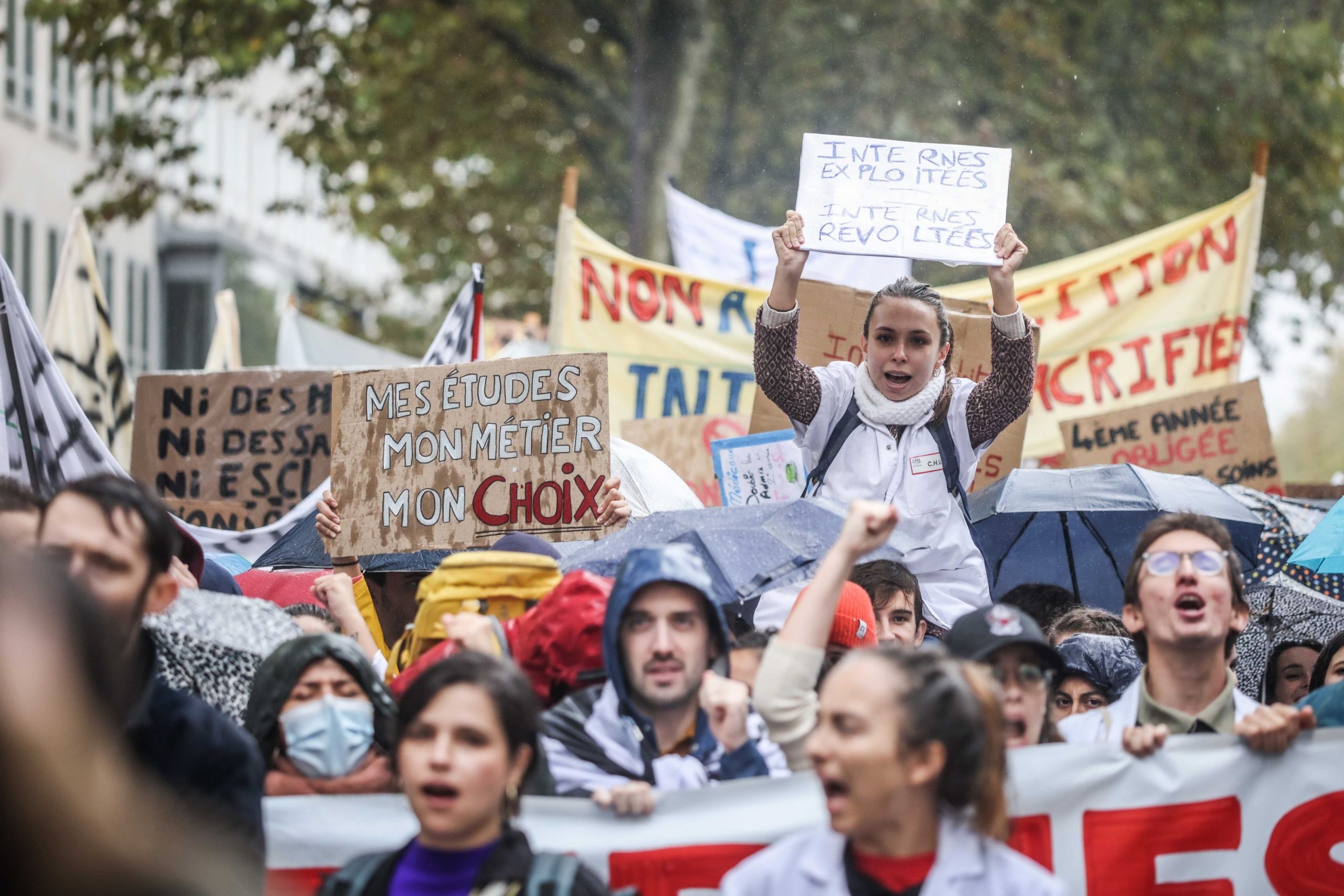 Franţa: Zeci de mii de oameni au protestat în Paris faţă de creşterea preţurilor