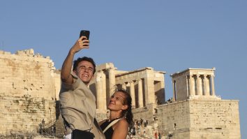 Grecia: Numărul turiștilor străini s-a dublat în acest an, în ciuda războiului şi a inflaţiei