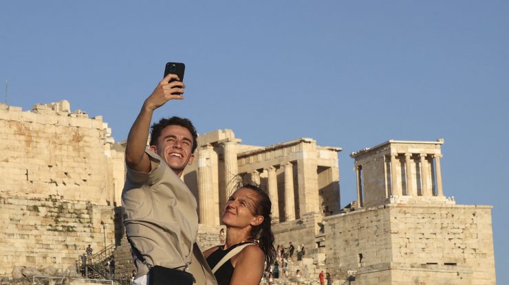 Grecia: Numărul turiștilor străini s-a dublat în acest an, în ciuda războiului şi a inflaţiei