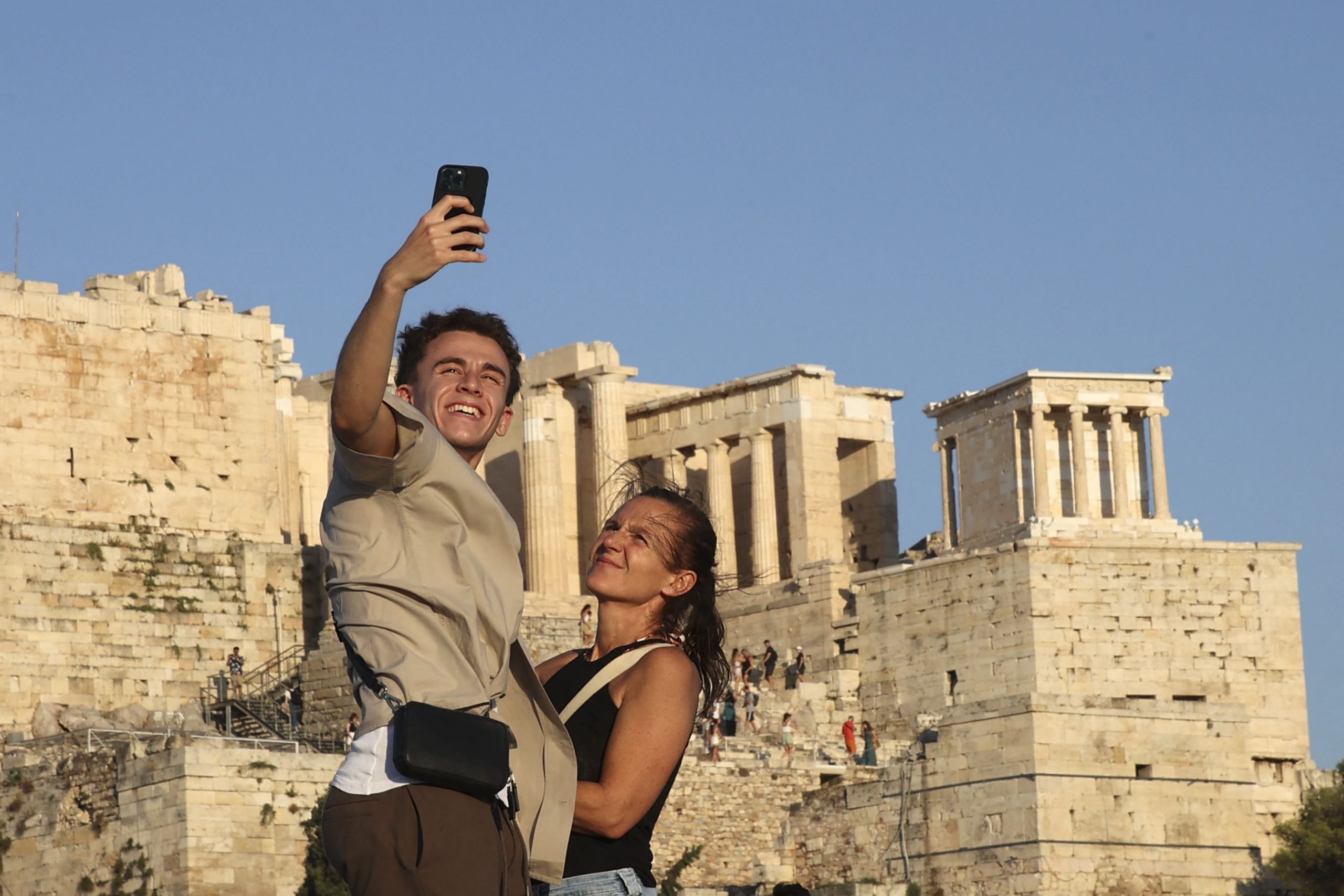 Grecia: Numărul turiștilor străini s-a dublat în acest an, în ciuda războiului şi a inflaţiei