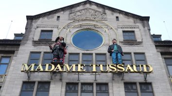 VIDEO. Activiștii „Just Stop Oil” au vandalizat cu tort statuia regelui Charles de la Madame Tussauds