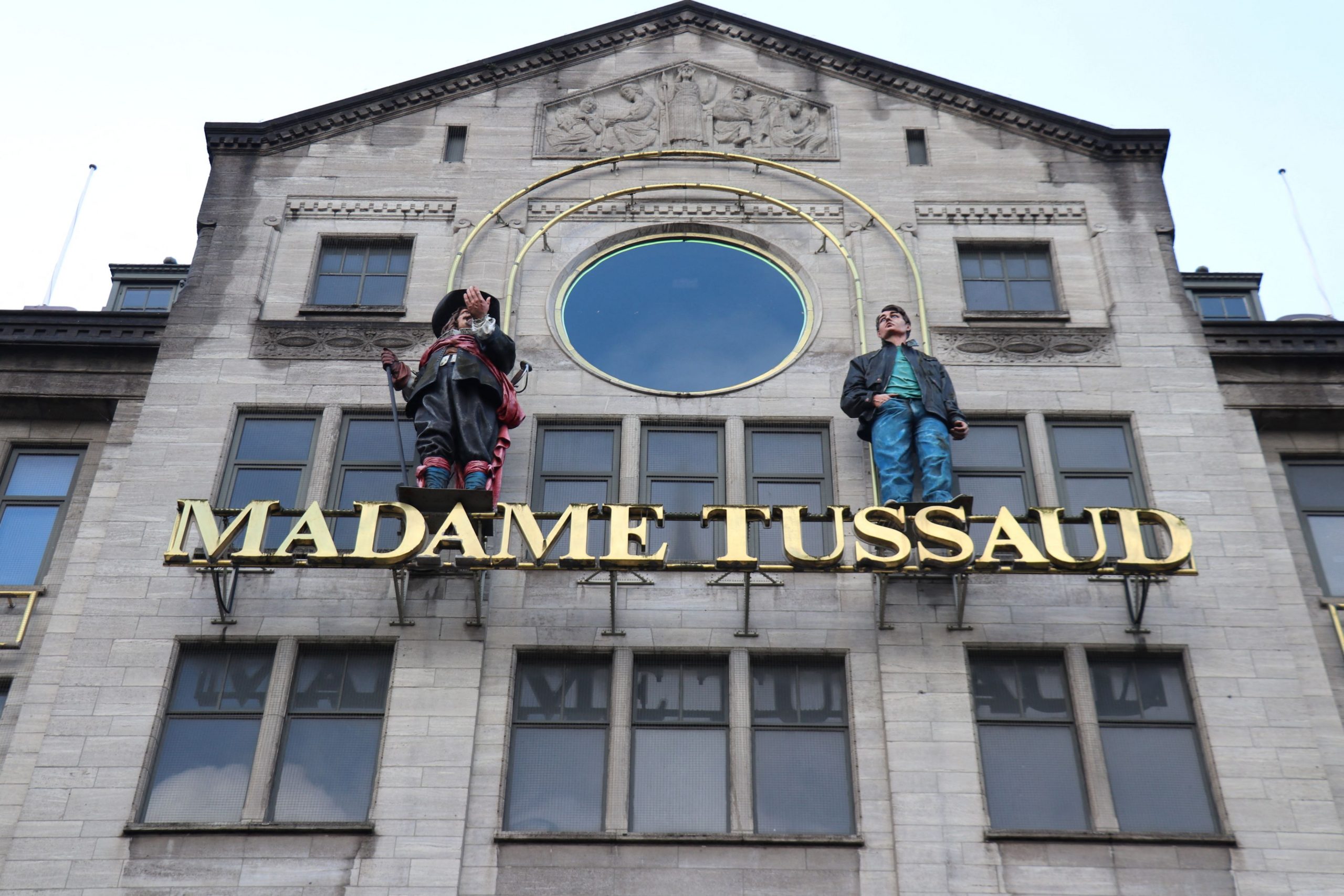 VIDEO. Activiștii „Just Stop Oil” au vandalizat cu tort statuia regelui Charles de la Madame Tussauds