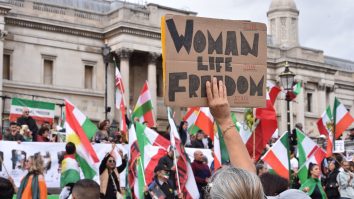 Sute de jurnaliști iranieni cer eliberarea colegilor arestați pentru că au relatat despre moartea Mahsei Amini