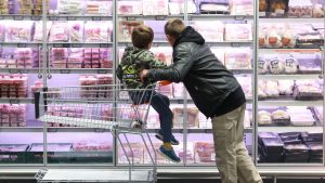 Unu din patru români trece zilnic pragul unui supermarket sau hypermarket